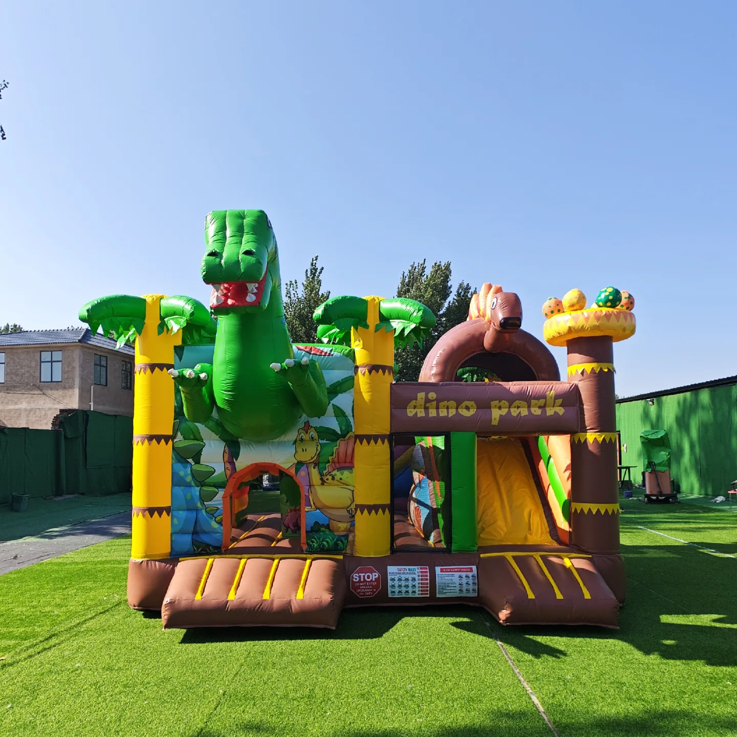 Dinosaurien - hoppborg att hyra i Dalarna, bild 2 av 11