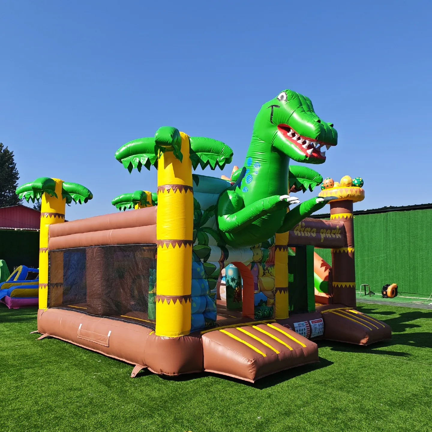 Dinosaurien - hoppborg med inbyggd rutschkana att hyra i Falun, Borlänge och Dalarna