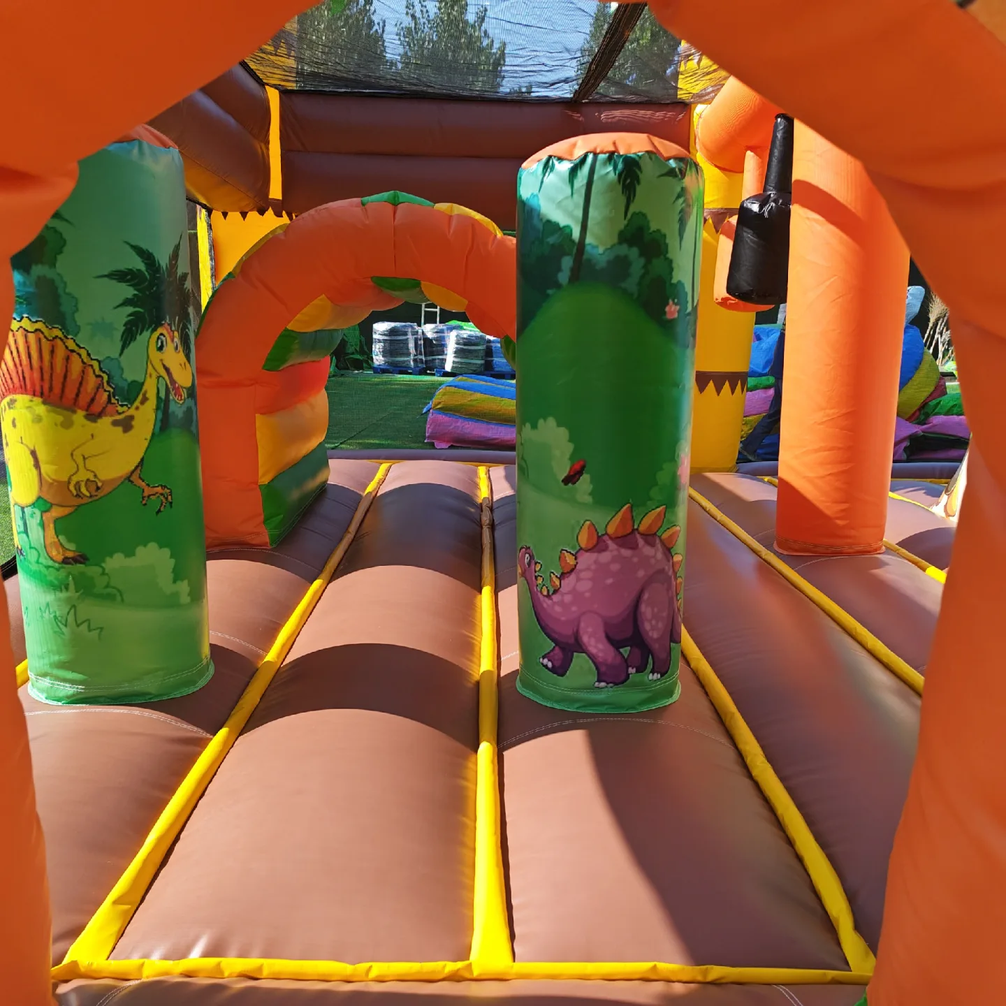 Dinosaurien - hoppborg att hyra i Dalarna, bild 10 av 11